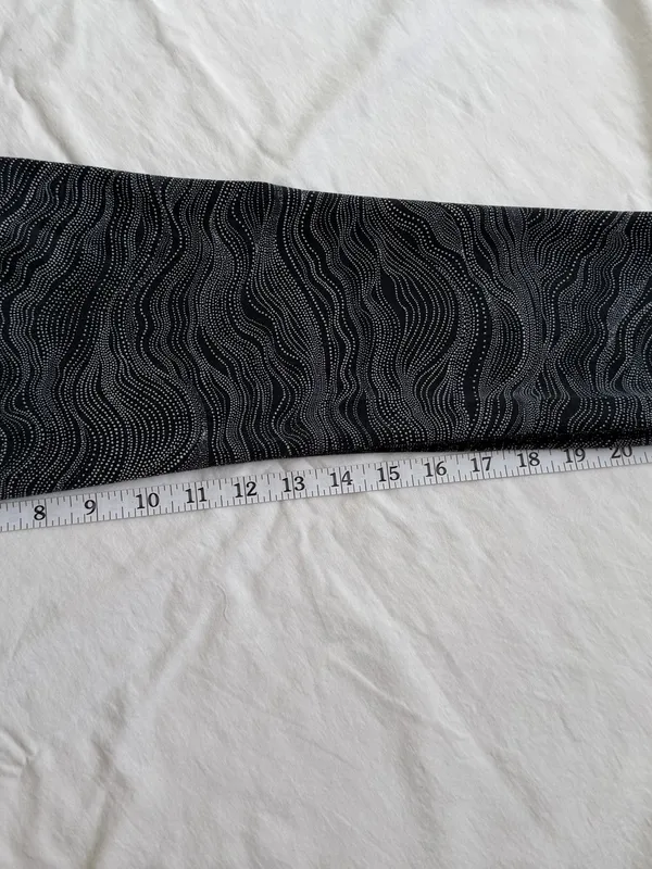 Lululemon Wunder Under Crop Leggings Size 4 Black White‎ Wave Print - Image 4
