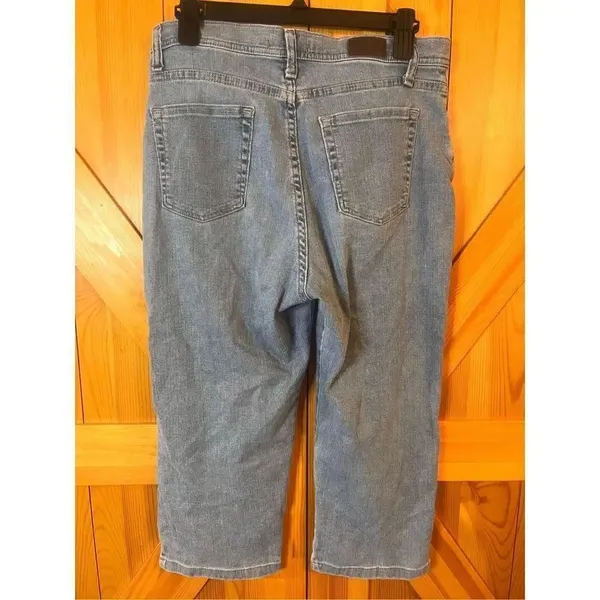 Lee Classic fit at the Waist Cropped Denim Blue Jean Capris Size 8M (1110) - Image 5
