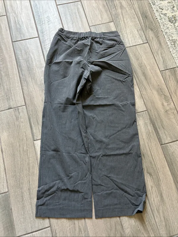 Old Navy Women's gray Pinstripe Wide-Leg Pants - Image 3