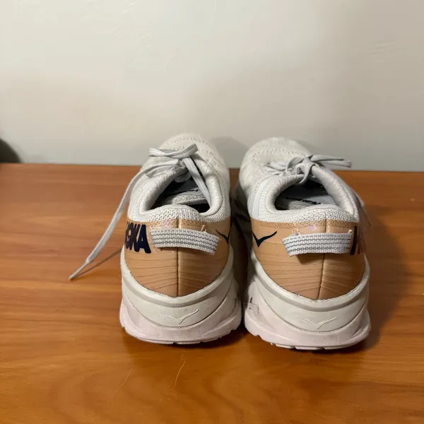 Hoka Women's Arahi 4 White Copper Sneaker Running Athletic Workout‎ 10.5 - Image 3