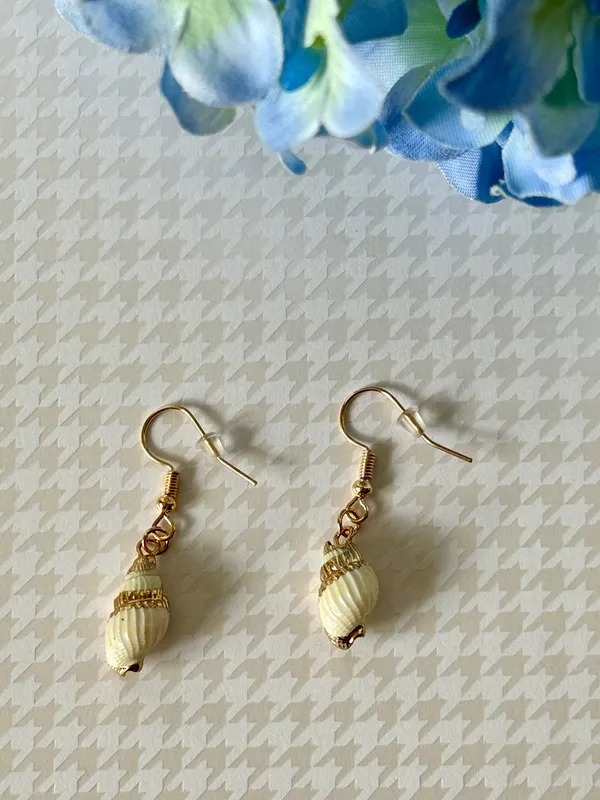 Sea Shell Earrings 🐚 Gold - Image 2
