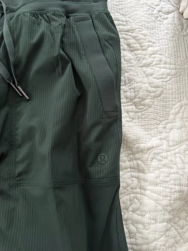 Lululemon dance studio cargo pants in dark forest green size small - Image 4