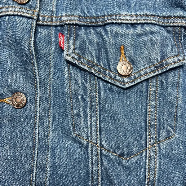 Levi’s Baggy Trucker Two-Tone Denim Jacket - Image 7