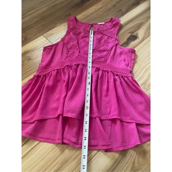 Hollister sleeveless blouse with keyhole button closure S - Image 6