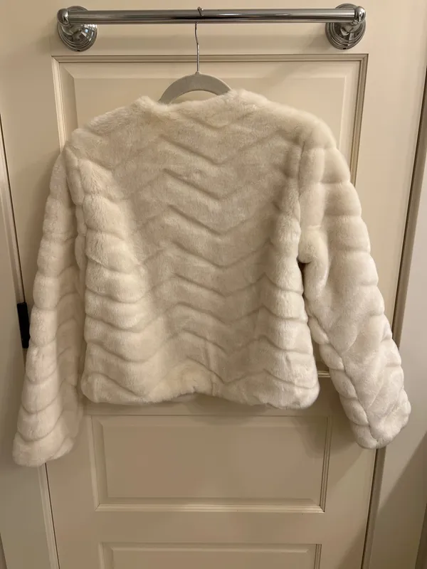 Forever 21 white chevron fur coat - Image 6