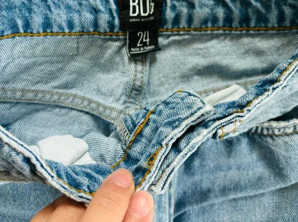 Urban Outfitters BDG Wilco Flare Jean WOMENS 24 Raw Hem Crop High Rise Ripped - Image 4