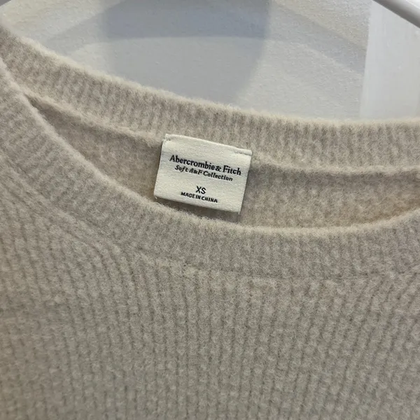 Abercrombie & Fitch Cream Knit Sweater - Image 2