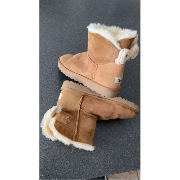 UGG Mini Bailey Knit Bow Boots in classic chestnut suede size 8 - Image 6