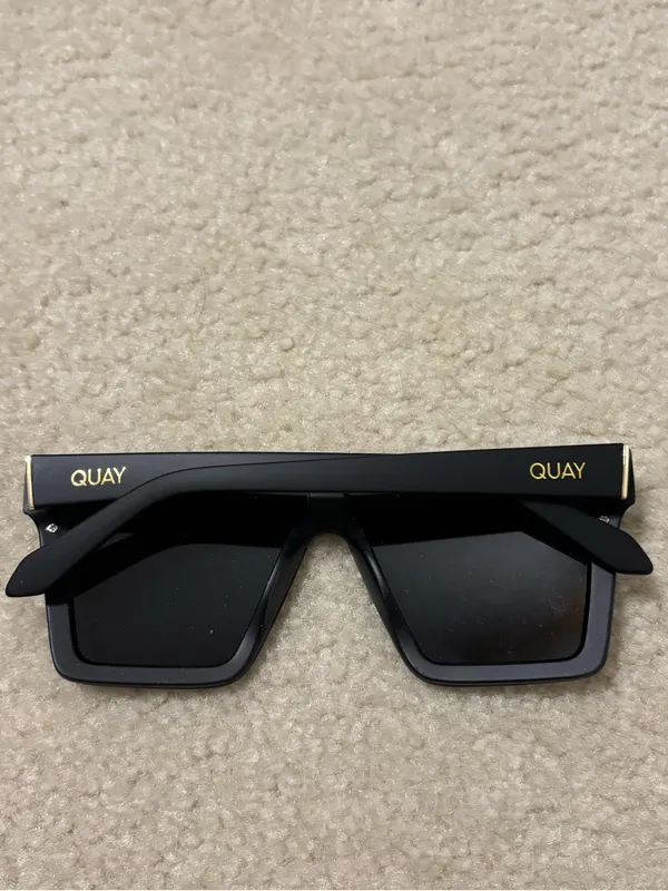 QUAY Black Hindsight Sunglasses - Image 3