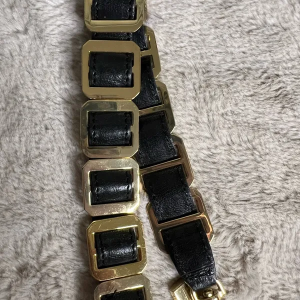 Tory Burch Black and Gold Clutch with Leather Finish and Zipper Closure - Image 9
