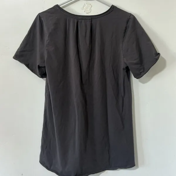 POL Deep V-Neck Pleated Short Sleeve Top Charcoal Gray Relaxed Fit Sz S Boho Tee - Image 4