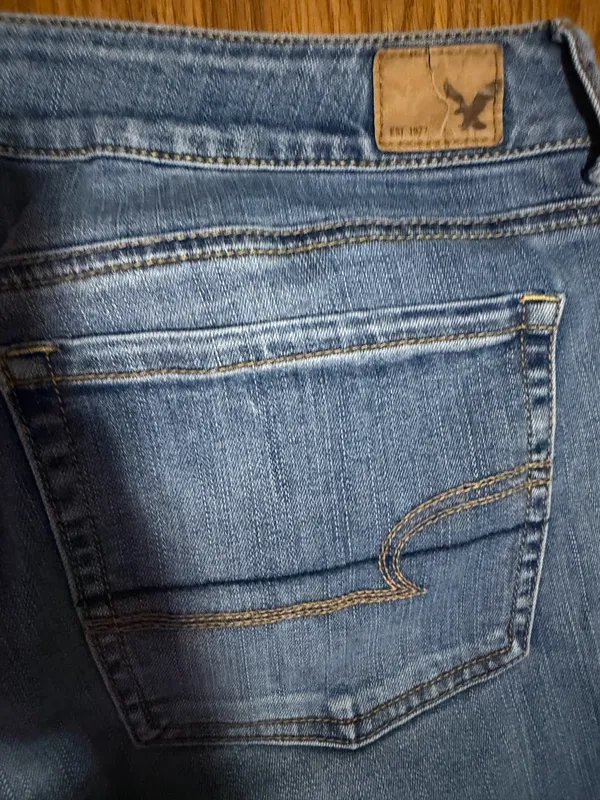 American Eagle Favorite Boyfriend Mid Rise Bootcut Medium Wash Jeans Size 18. - Image 4