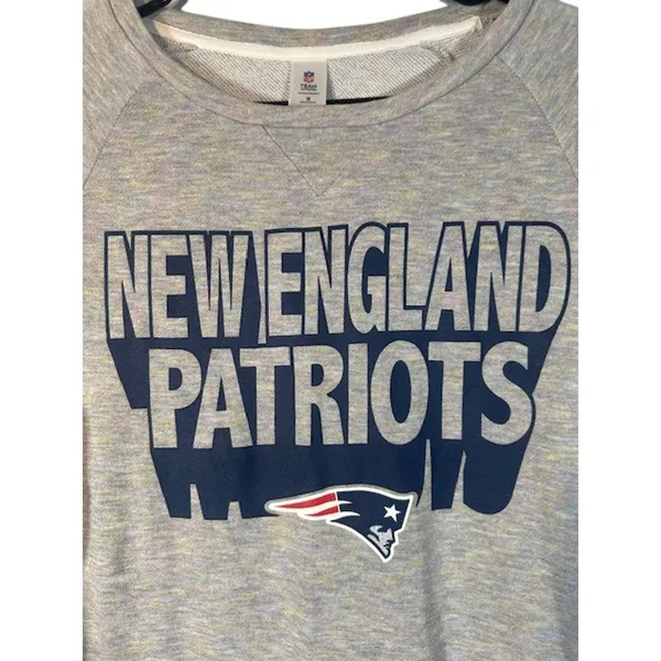 NFL Women’s Gray New England Patriots Long Sleeve Football T-Shirt Size Medium - Image 3