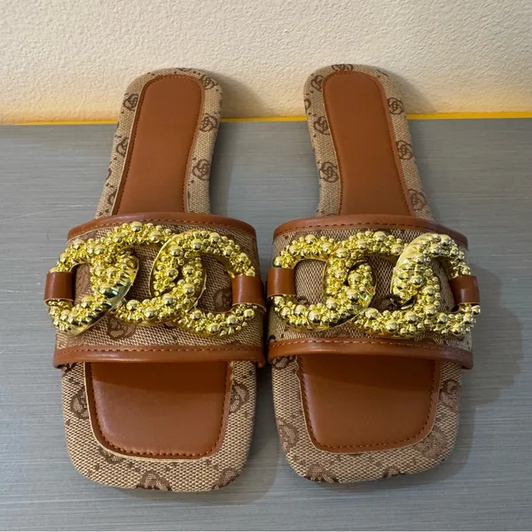 New. Elegant Women’s Flat Slide Sandals with Gold Chain Accent – Square Toe Tan Size 8 - Image 2