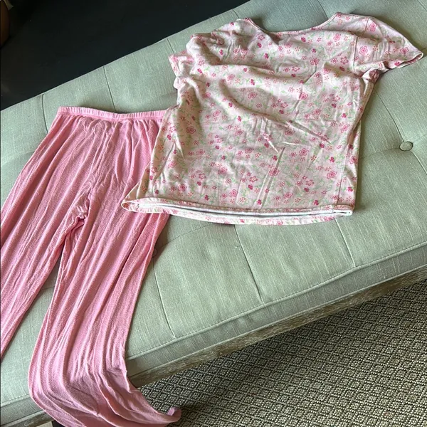 Daisy Fuentes Vintage Pink Floral Two Piece Pajama Set Size Medium - Image 7