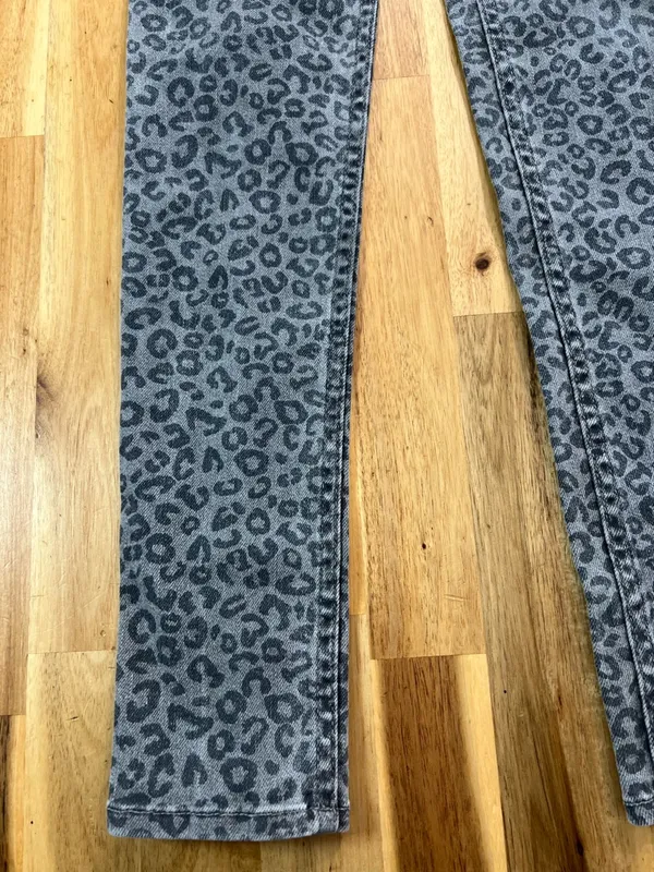 Abercrombie & Fitch Leopard Print Jeans Size 00 W24 Gray Animal Print Denim - Image 2