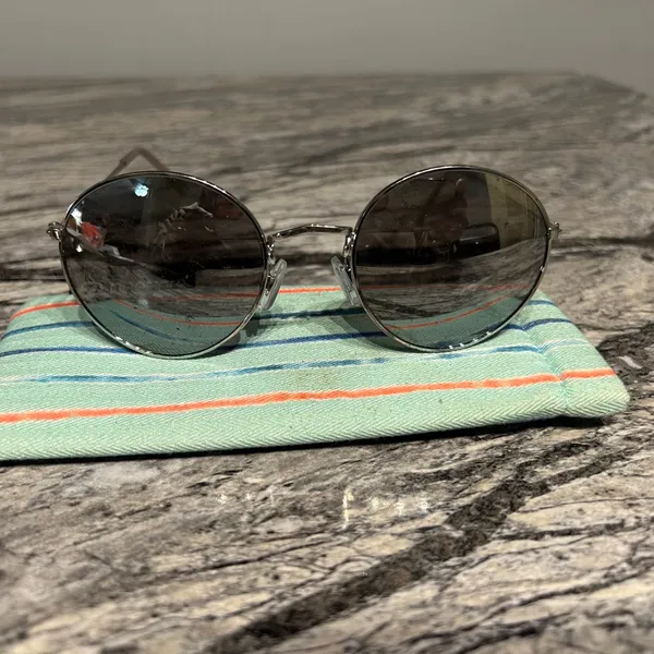Silver Sunglasses Modern Design - Image 3