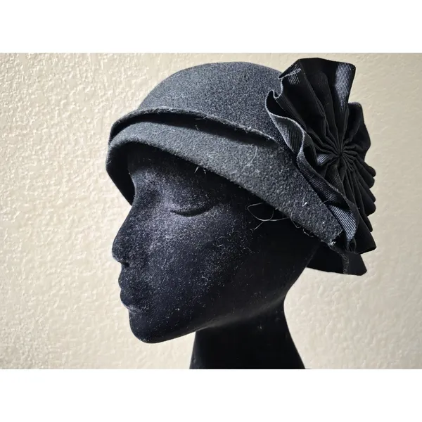 Kimchi Blue Felted Wool Hat Women One Size Black Pleated Flower Rosette Cloche - Image 8