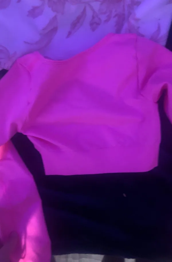 Bright pink workout crop top - Image 2