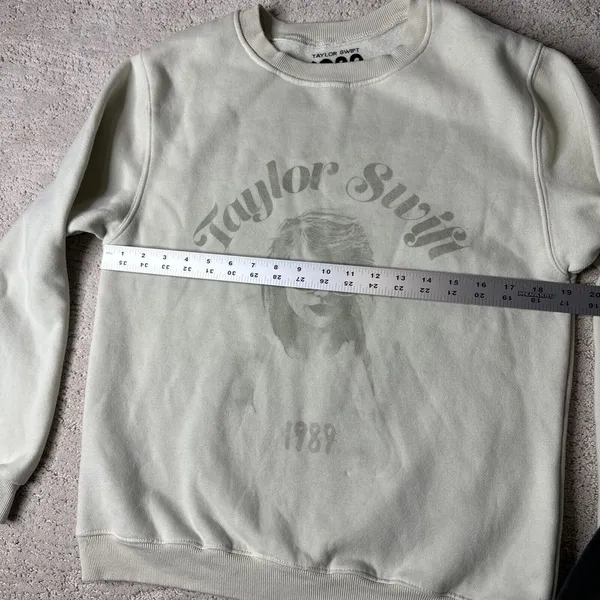 Women's Authentic Taylor Swift Size Small Cream Vault Tour Crewneck Sweater‎ - Image 4