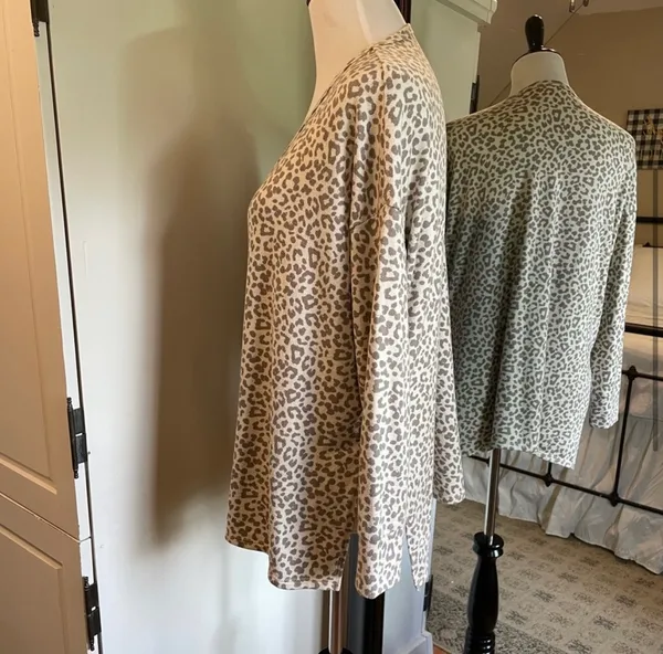 American Eagle XS Leopard Top - Image 5