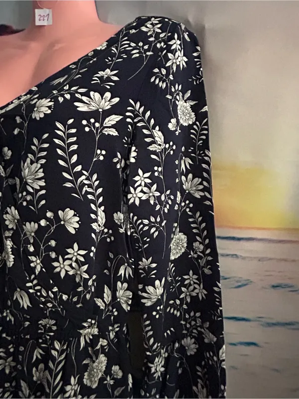Aeropostale Women’s Black & White Floral V-Neck Romper SM - Image 3