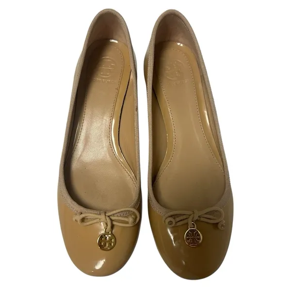 Tory Burch Chelsea Camellia Pump Tan Nude Patent Leather Low Heel Logo Size 7.5 - Image 4