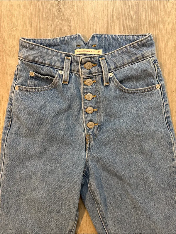 Levi’s 24 High Waisted Mom Jean Button Fly‎ Women's Casual Classic Blue Denim - Image 3