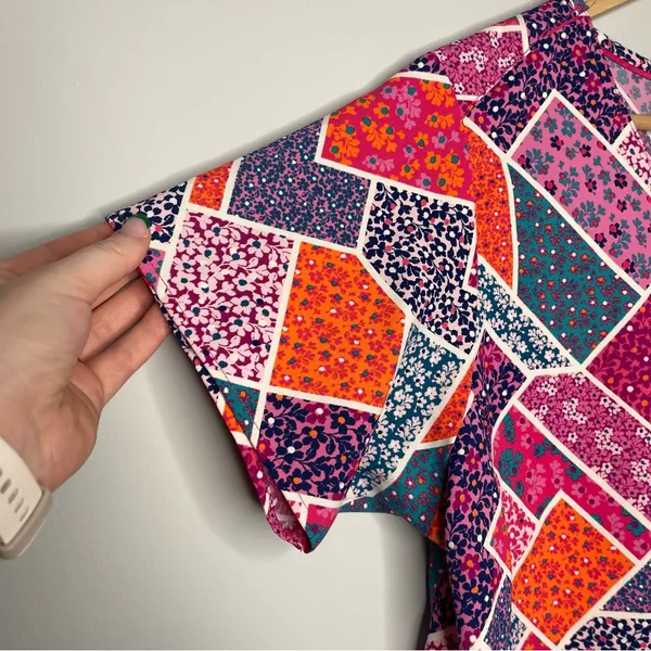 Vera Bradley V-Neck Floral/Paisley Print Scrub Top (Large) - Image 4