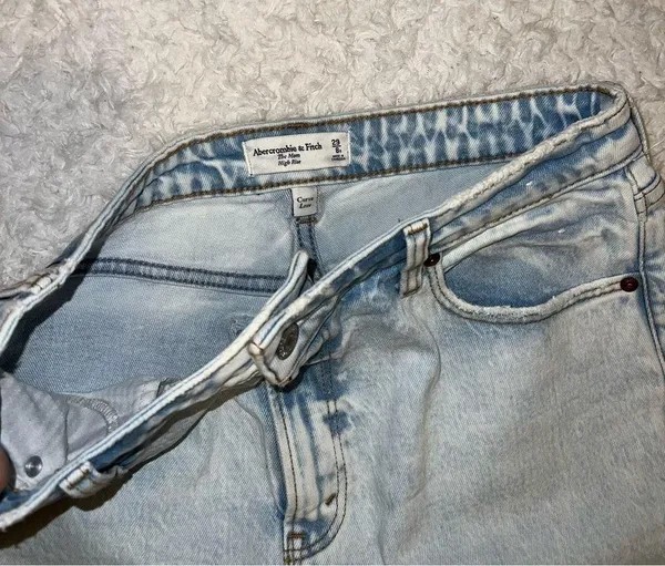 Abercrombie and Fitch Curve Love Light Wash The Mom High Rise Jean size 8 / 29 - Image 5
