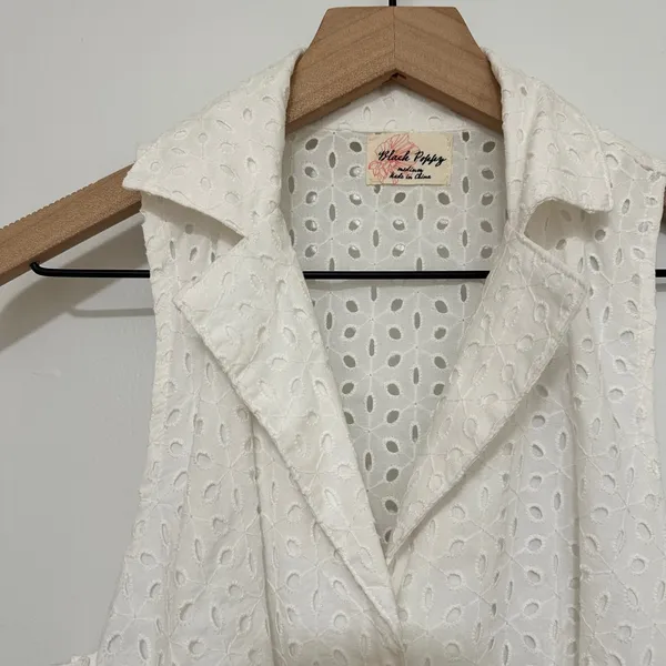 Black Poppy | White Eyelet Lace Sleeveless‎ Button Front Mini Dress, Size M - Image 4