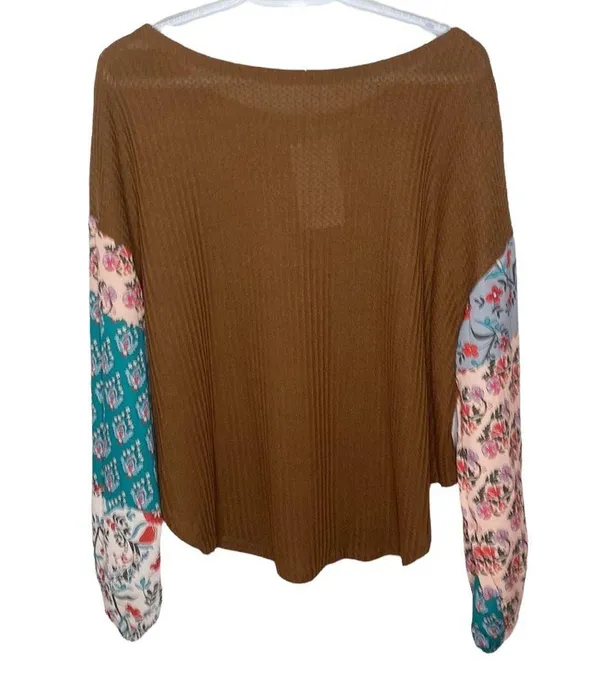 Tracies relaxed cut waffle knit thermal with contrast floral boho sleeves size L - Image 2