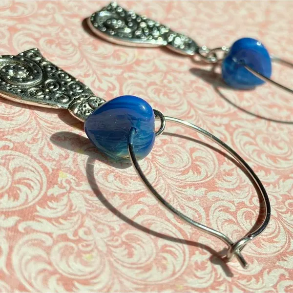 Handmade antique silver tone cute boho cats & quality heart shape Czech glass beads dangle hoop earrings💙🐈💙 - Image 2