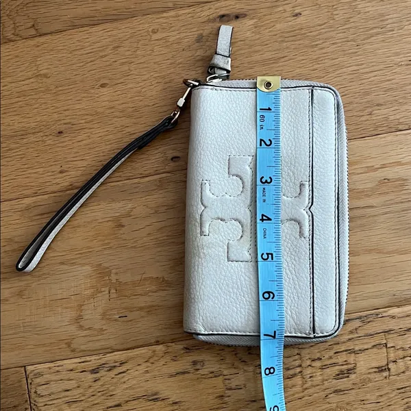 Tory Burch Cream Wristlet with Logo - Image 5