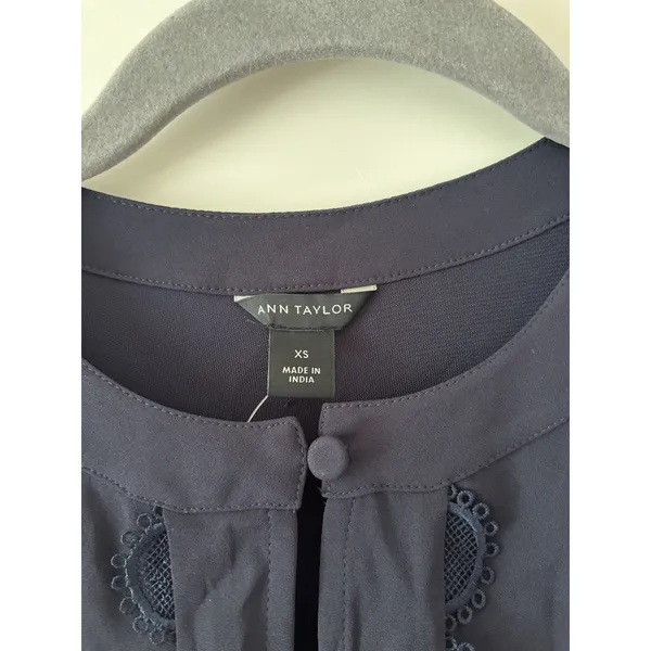 Ann Taylor Sleeveless Navy Eyelet Blouse XS - Image 4