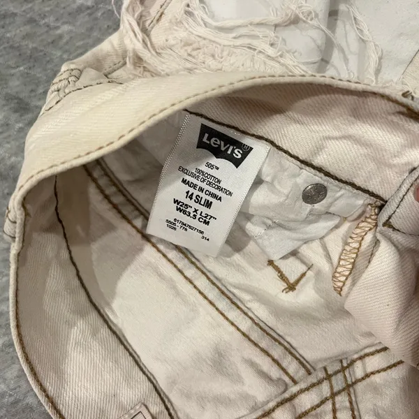 Levi's Women's Frayed Cream Jean Shorts - Image 3