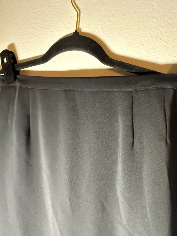 Black dress skirt pleated from elastic back - Image 2