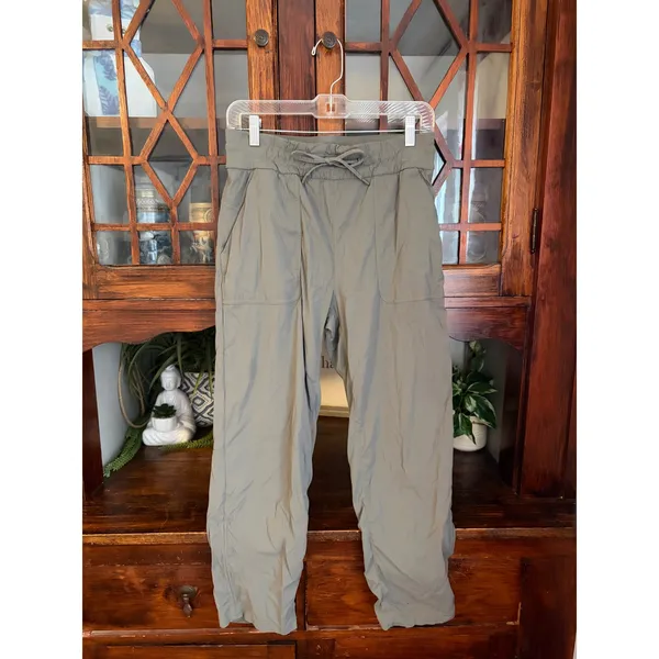 Lululemon Beyond the Studio Crop Pant 7/8 Sage Green Ruched Hem Size 8 W6BJBS - Image 2