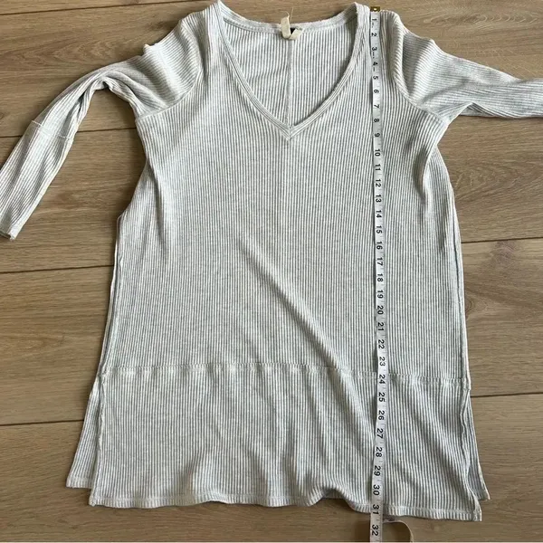 We the Free Split Side Tuesday Tunic V-Neck Knit Top Size Large Light Grey - Image 11