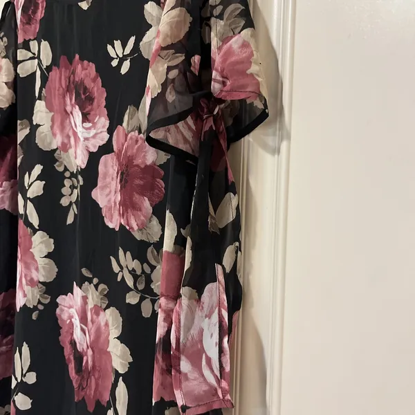 Lulus Black Pink Floral Cold Shoulder Tie Sleeve Shift Mini Dress sz Small - Image 3