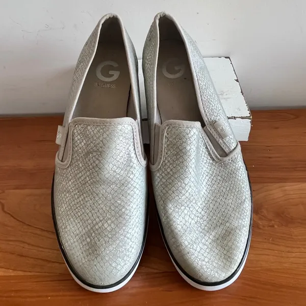 G by GUESS‎ Malden6 Womens Silver Metallic Snakeskin Slip On Sneakers Size 8.5M - Image 3