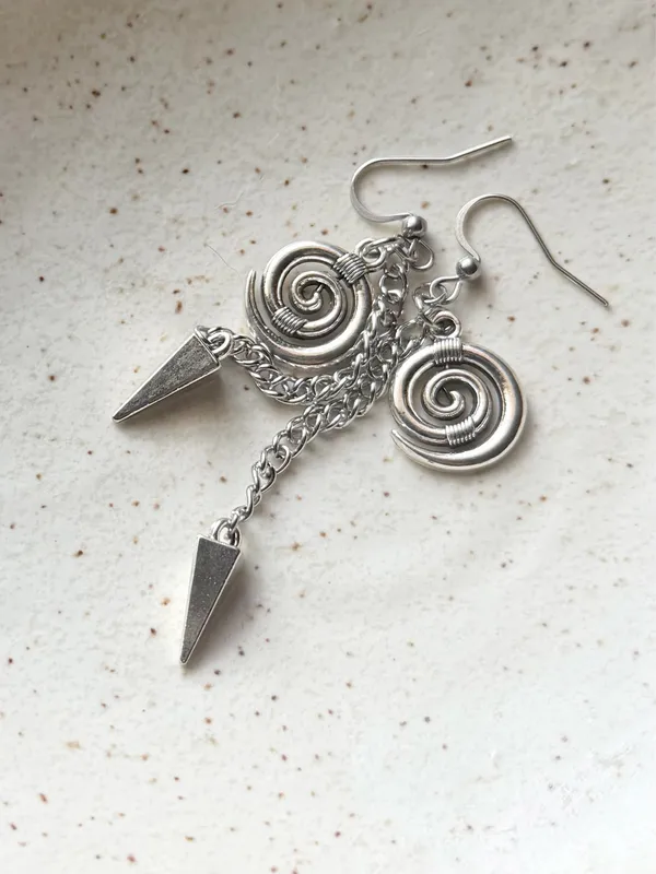 Handmade swirl/spiral & spike chain dangle earrings🌀💚⭐️ - Image 4