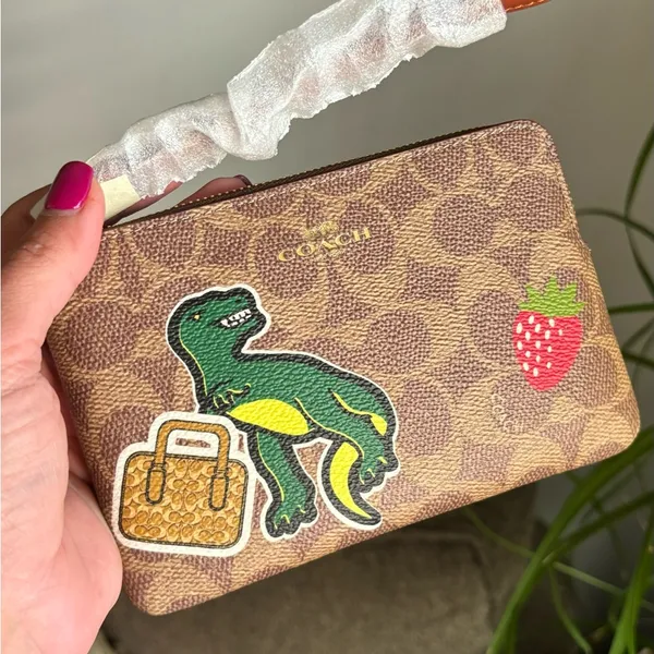 Authentic COACH signature Leather Dino Dice strawberry zip card wristlet 🎲🎩 - Image 5