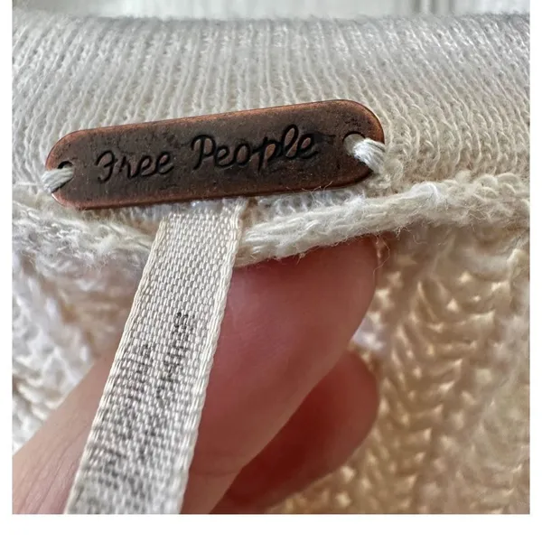 Free People cream V neck long sleeve oversized sweater - Image 5