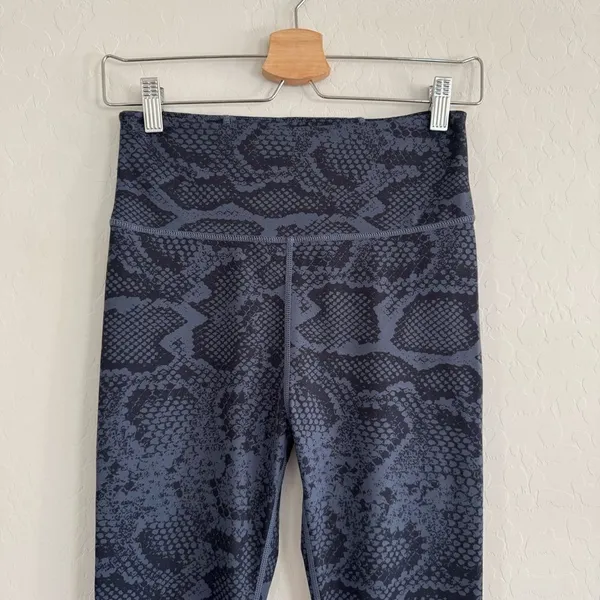 Anthropologie All Fenix Leggings Medium High Rise 7/8 Yoga Blue Snake Print M - Image 3
