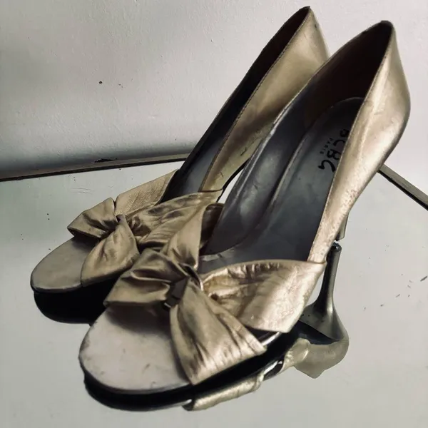 BCBG Gold Women's Metallic Heel Shoes Size 9 - Image 3