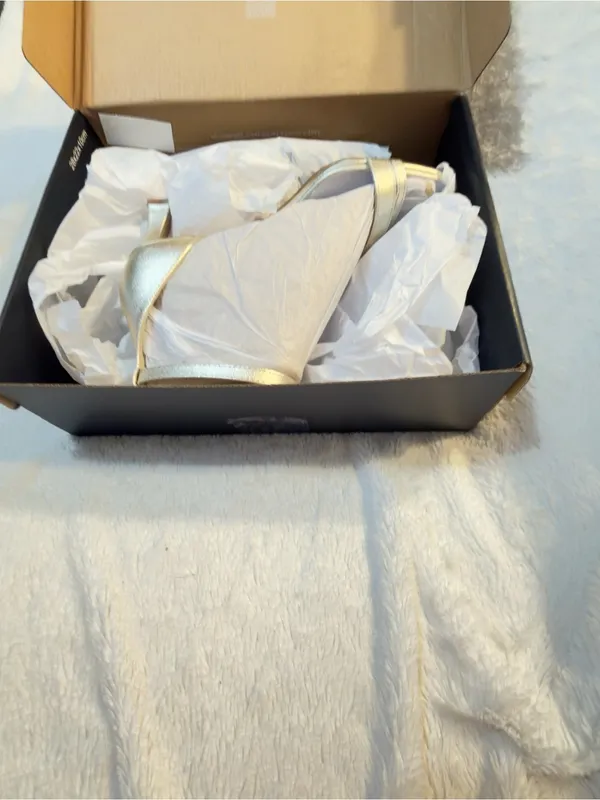 Naturalizer Khloe Champagne Metallic Size 5- New in Box - Image 8