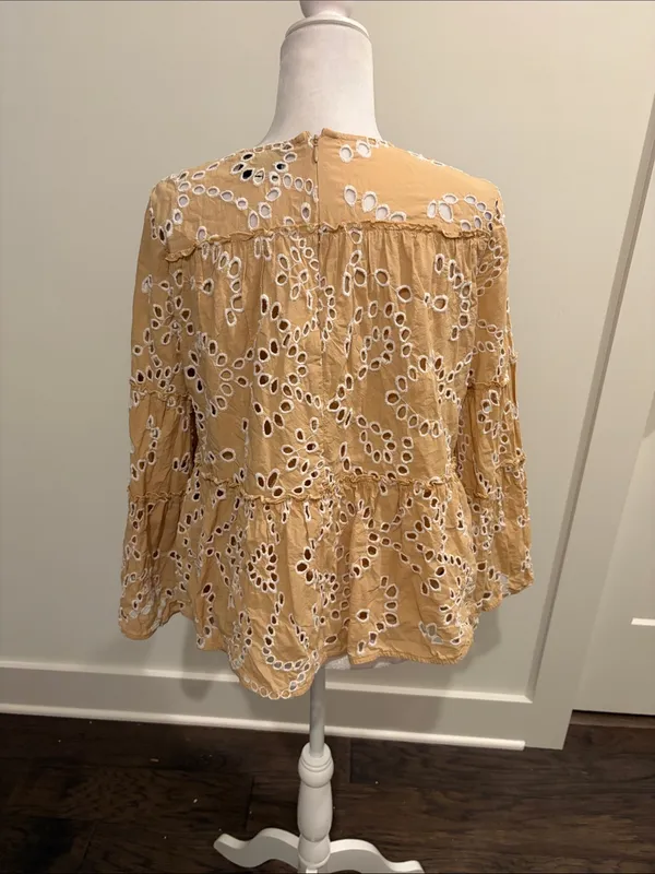 Tuckernuck Tan and White Eyelet Top Sz M - Image 3