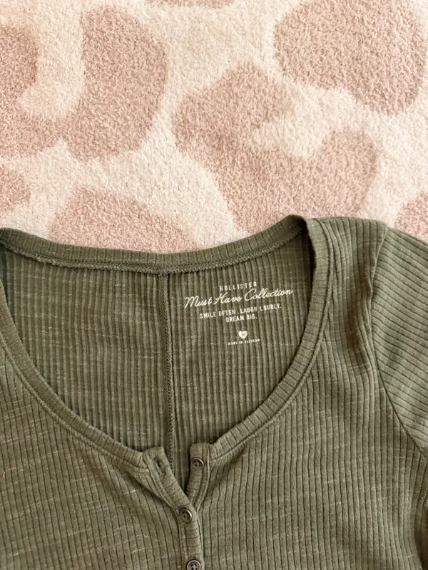 Hollister green button top - Image 2