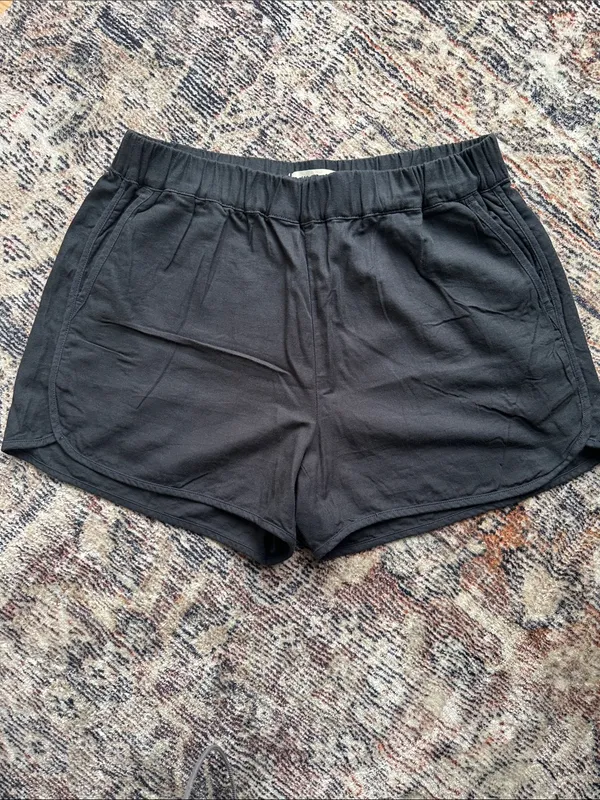 Madewell Pull On Shorts in almost black - Image 2